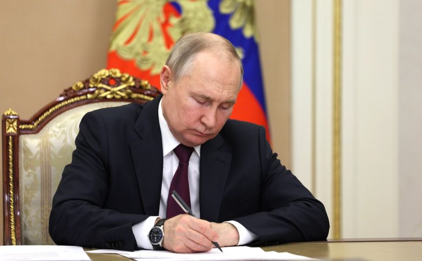 Президент РФ подписал закон о введении льготного режима проверок СО НКО